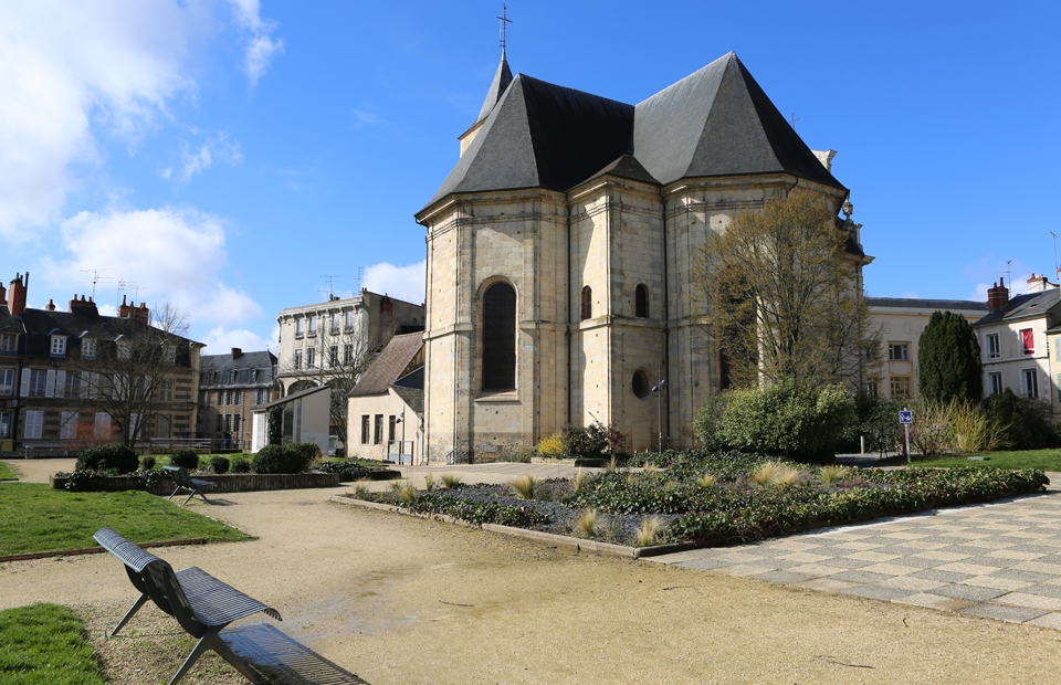 L'église Saint-Pierre se situe à l'intersection du square Raymond-Vilain et de la rue des Ardilliers