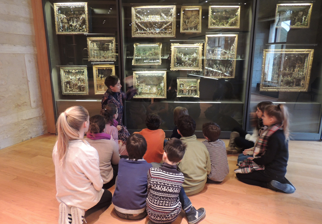 Un week-end dédié aux enfants prochainement au Musée. Des enfants au Musée de la Faïence.