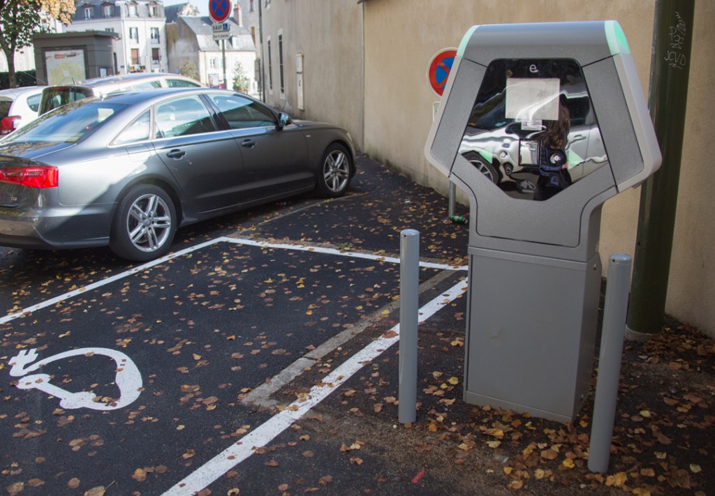 Une borne de charge des véhicules électriques installée au parc Salengro. Bornes de charge des véhicules électriques