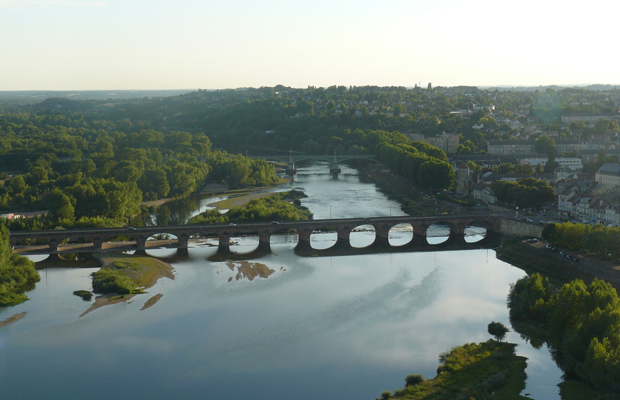 © Nevers Tourisme Vue aérienne des deux ponts de Loire