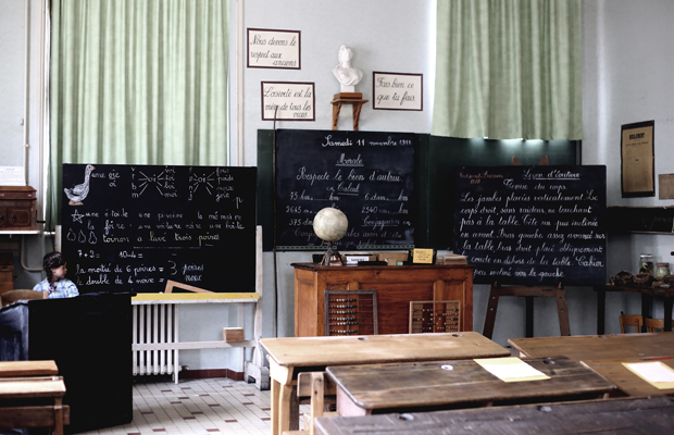 © Sarah Belin Salle blanche avec salle de classe reconstituée du début XXe siècle
