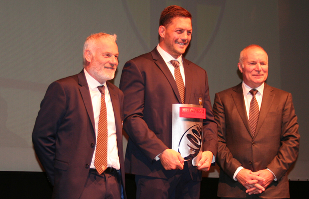 Coenraad Basson entouré de Xavier Péméja, entraîneur (à gauche), et de Régis Dumange, président de l'USON Rugby. Coenraad Basson a reçu l'Oscar Midi olympique pour avoir mené, en capitaine exemplaire, l'USON Rugby en Pro D2 à l'issue de la saison 2016-2017.