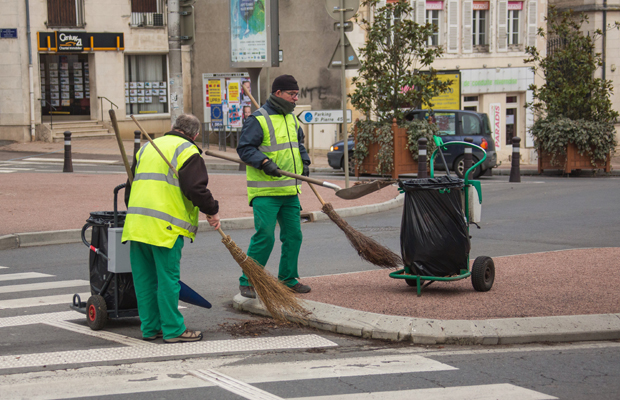© Ville de Nevers Balayage de rue par les agents municipaux