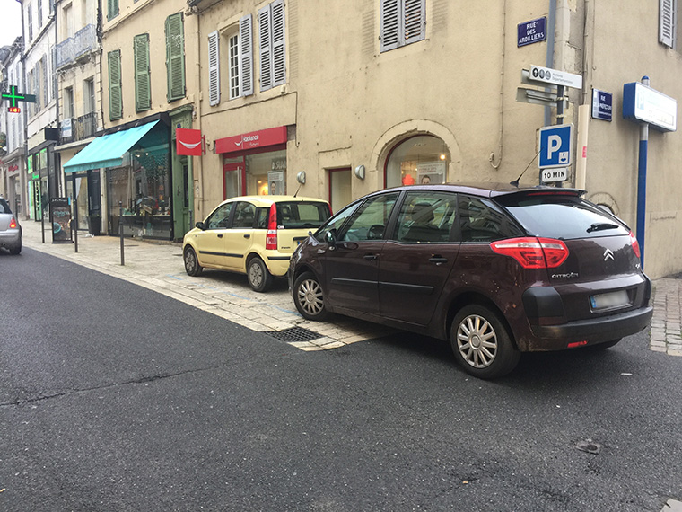 © Ville de Nevers Le stationnement gênant sur trottoir est puni d'une contravention de 35 €