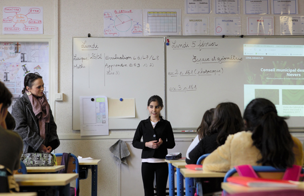 ... expliquant ce qu'est la démocratie participative numérique aux élèves de CM1-CM2 de l'école Albert-Camus © Blandine Bertrand Amandine Boujlilat et Mary, membre du CME...