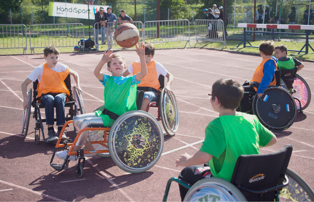 © Ville de Nevers Initiation au basket-fauteuil lors de l'évènement Famillathlon à Nevers.