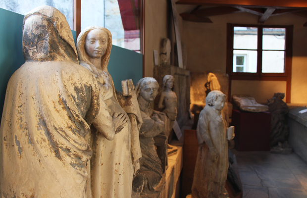 Statue de la Vierge Marie dans l'entre-salle du musée.