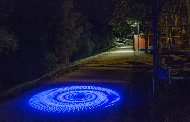 © Gildas Bizeul Des images lumineuses sont projetées au sol grâce à trois « gobos ».