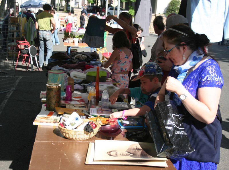 Le concept de gratiferia séduit de plus en plus l’agglomération neversoise, comme en juin lors de la Journée D'REVE organisée dans le parc Salengro.