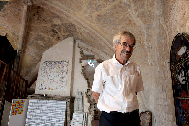 © Sarah Belin Michel Philippart, chez lui, dans la chapelle Saint-Sylvain.