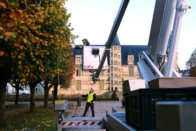 © Blandine Bertrand Les services techniques, sur le pont pour installer les décorations de noël dans la ville.