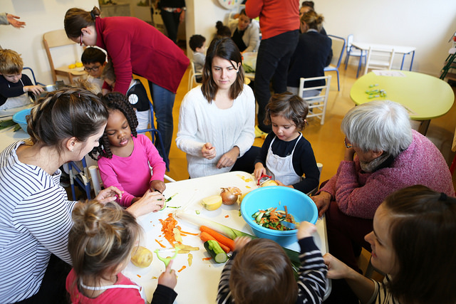 © BB Hélène Rousseau, nutritionniste, expliquant les étapes pour réaliser la soupe de légumes.