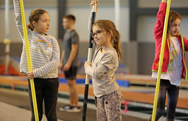 © Sarah Belin Une cinquantaine de jeunes USEP ont pu passer leur brevet du perchiste, dans une Maison des Sports rénovée.