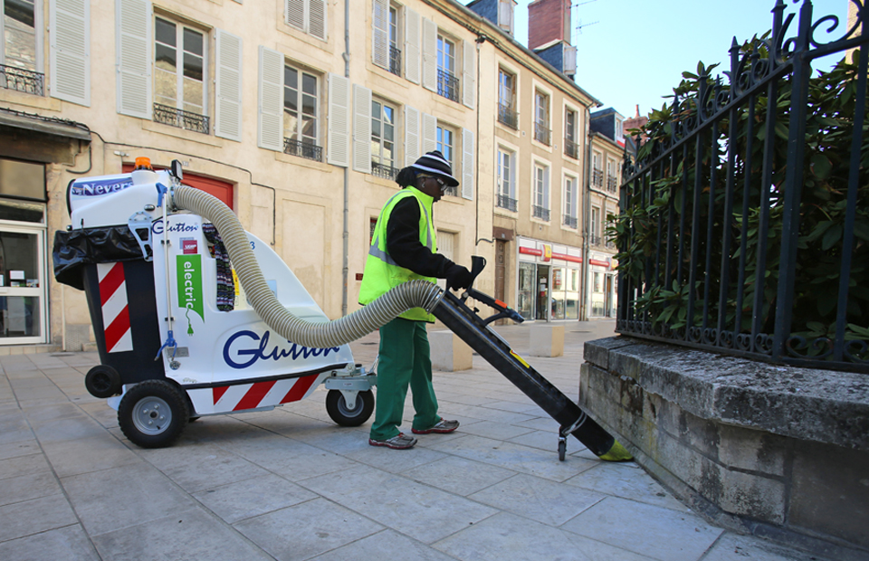 © Ville de Nevers Le service propreté de la Ville de Nevers en action quotidiennement.