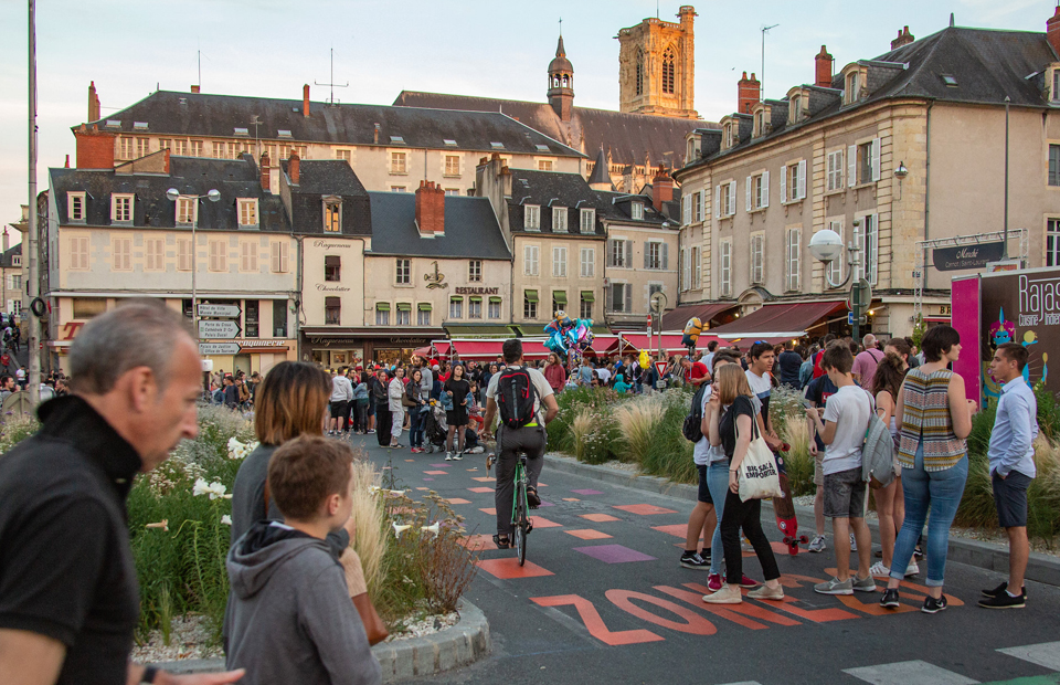 © Ville de Nevers Profiter des terrasses de la place Carnot sans les désagréments de la circulation, ce sera de nouveau possible tout au long de l’été.
