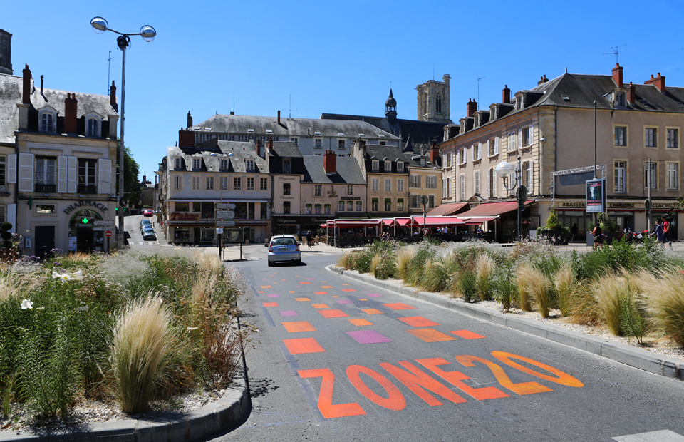 Entrée en zone de rencontre place Carnot.