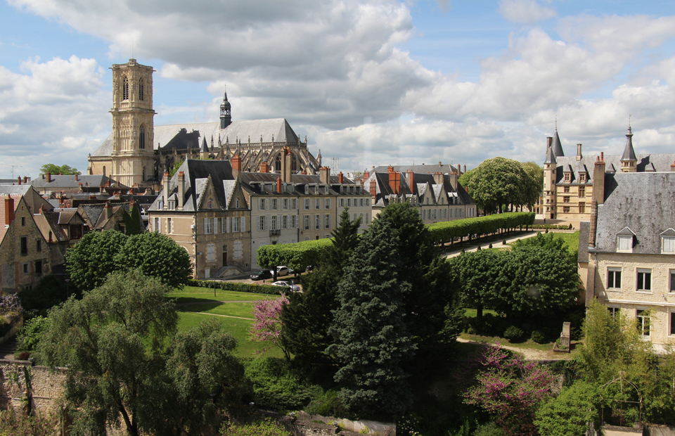 © Blandine Bertrand Vue sur la cathédrale Saint-Cyr-et-Sainte-Julitte, la place de la République et le Palais ducal.