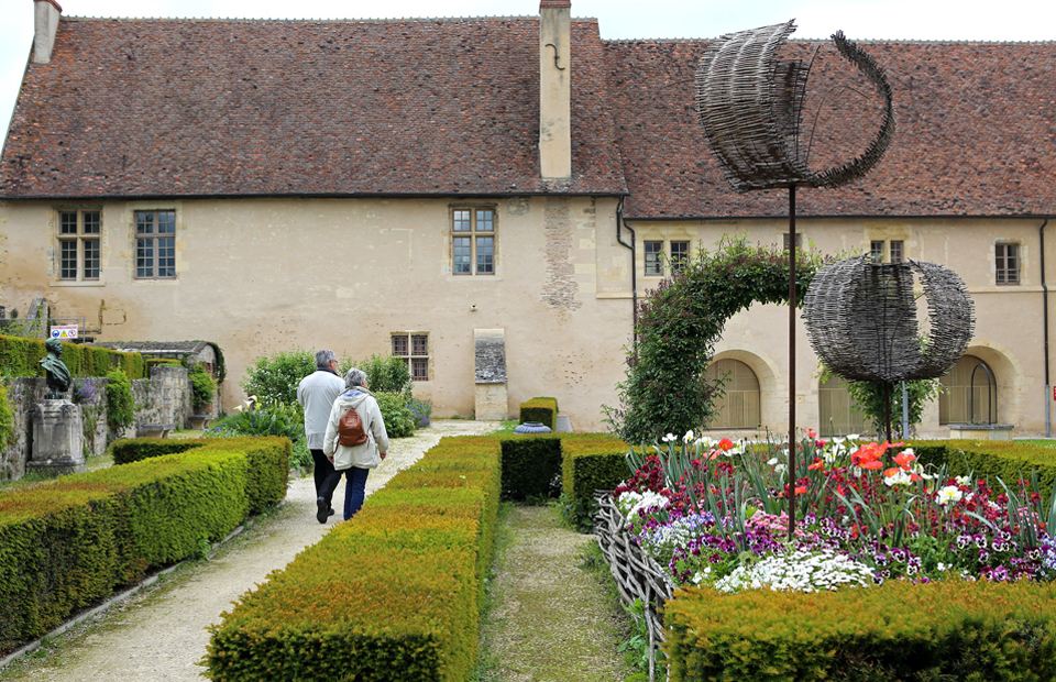 © Ville de Nevers D'un bout à l'autre de la ville, des guides conférenciers vous accompagnent dans vos découvertes.