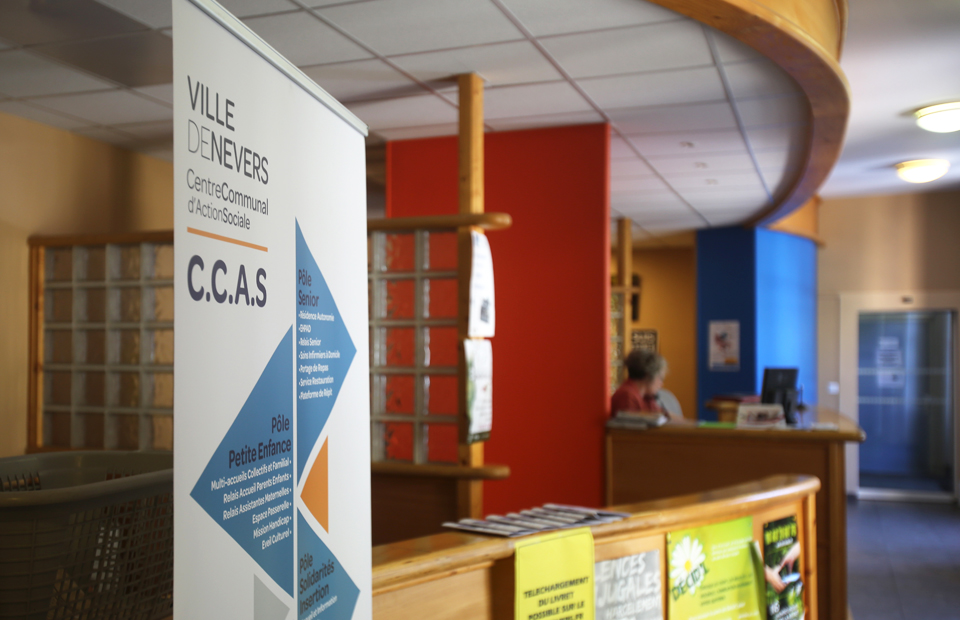 Borne d'accueil du CCAS, situé 5 rue de la Basilique à Nevers.