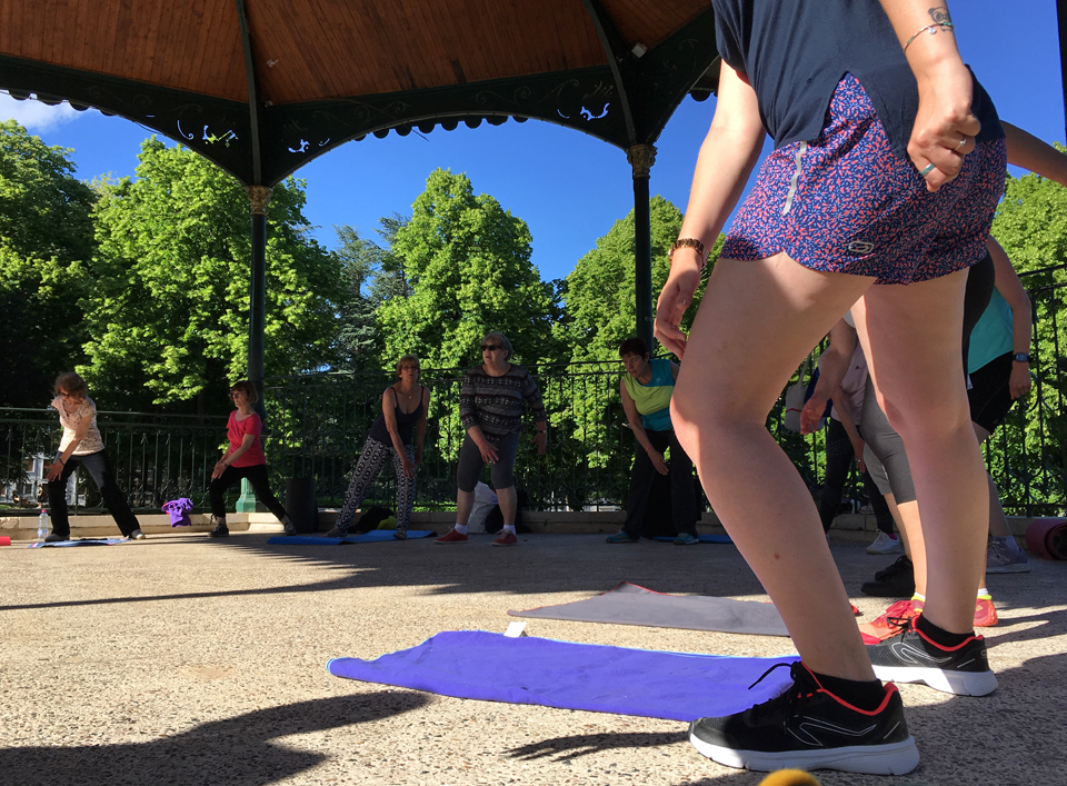 Activité sportive douce animée par l'Ufolep 58 au kiosque du parc Roger-Salengro, dans le cadre de 1,2,3... Bougeons !