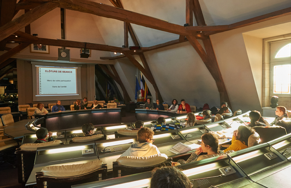 © Ville de Nevers Séance du Conseil municipal junior.