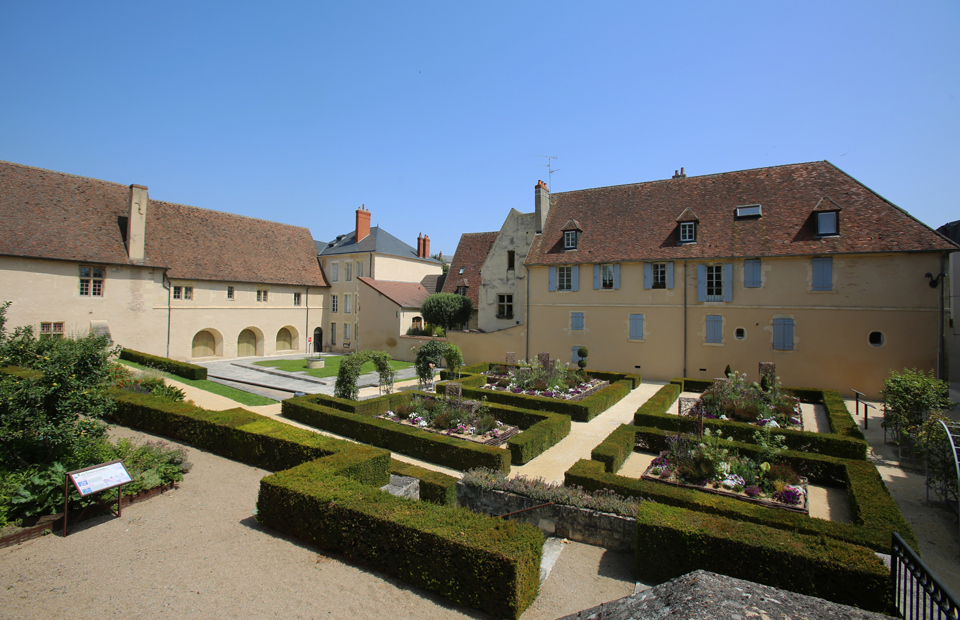 Jardin du musée de la Faïence et des Beaux-arts Frédéric-Blandin.