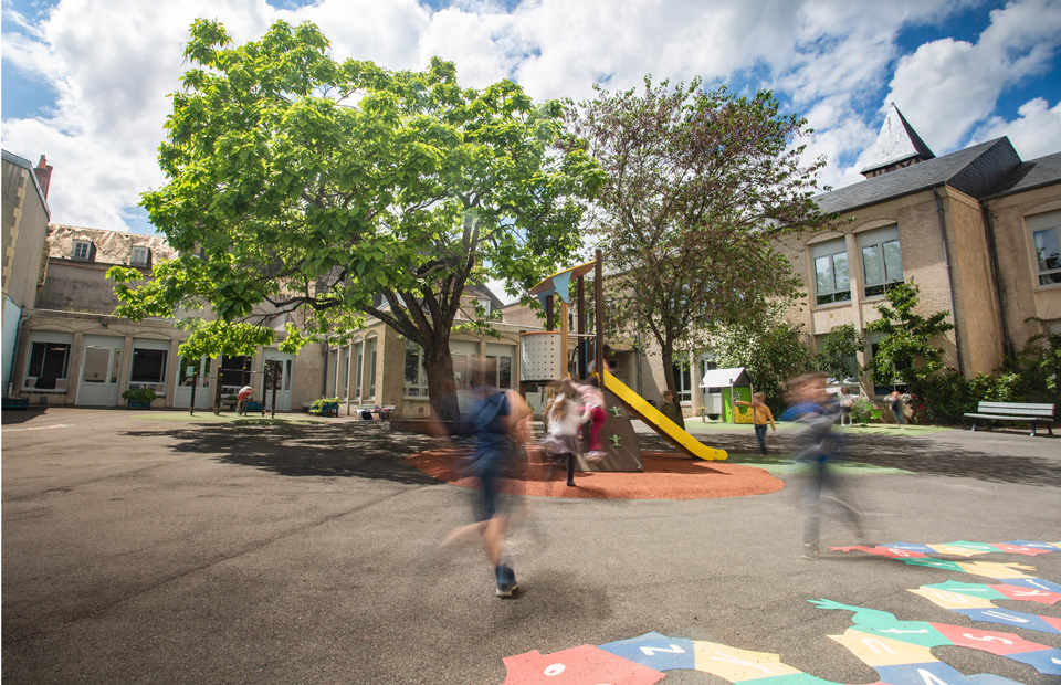 © Ville de Nevers Cour de l'école maternelle de l'Oratoire.