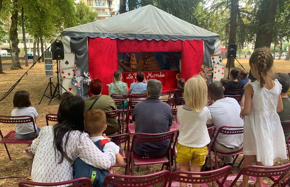 © Ville de Nevers Le petit monde de Rémy prend vie devant son public attentif.