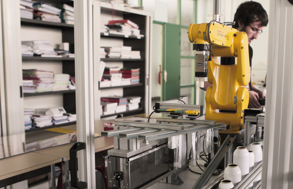 Un étudiant en BTS CRSA du lycée Jules Renard, travaillant sur une programmation robotique.