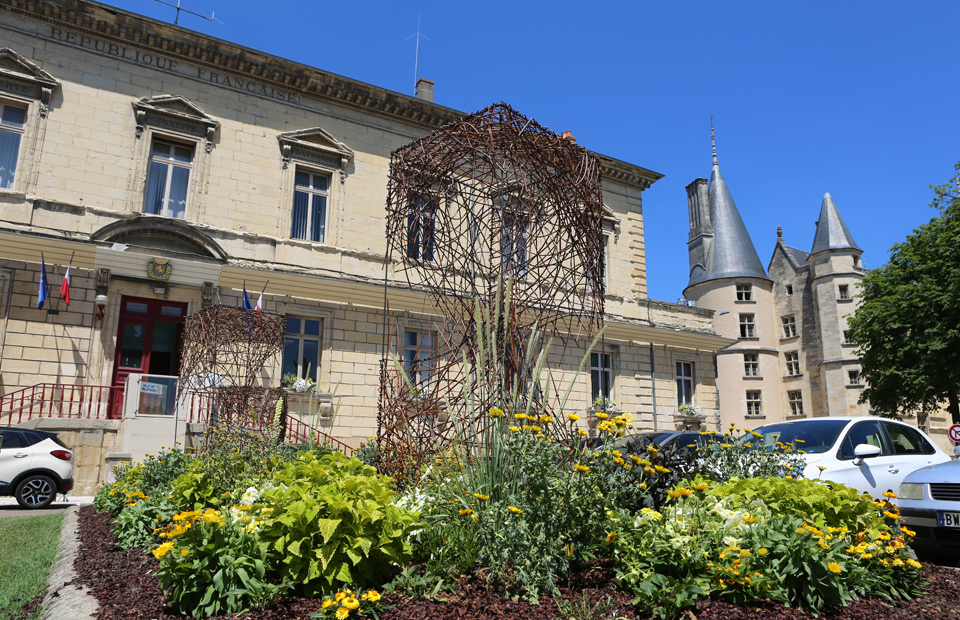 © Ville de Nevers La mairie vous accueille du lundi au vendredi de 8 h 30 à 12 h et de 13 h 30 à 17 h 30 (17 h le vendredi).