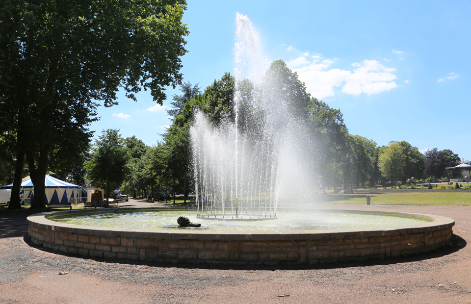 La majestueuse fontaine du parc Roger-Salengro, ses 30 ajutages et... son escargot...