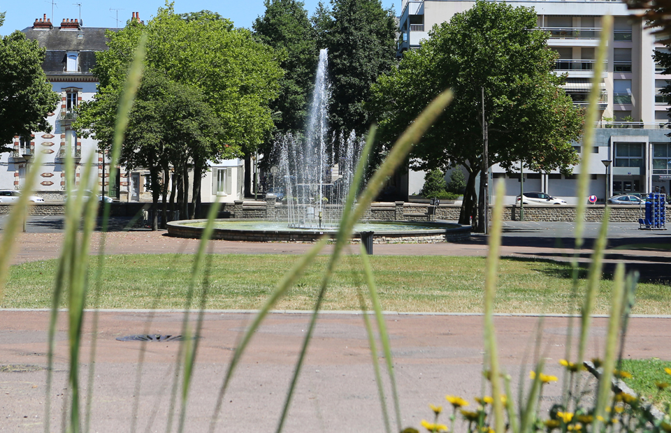 Vue sur la fontaine du parc Roger-Salengro.