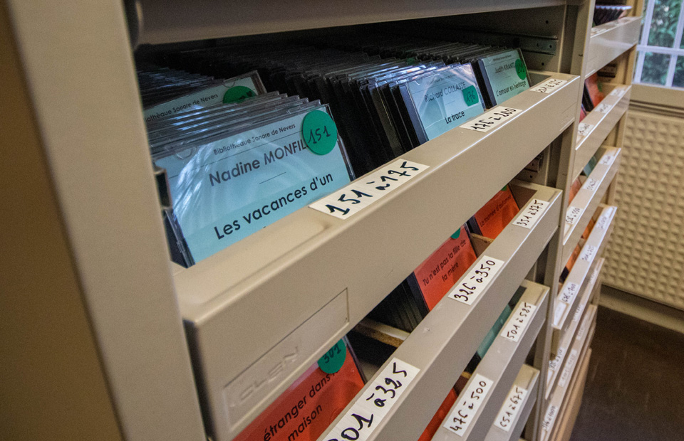 Cette bibliothèque pas comme les autres et emprunter gratuitement les versions sonores (CD MP3) de plus de 2 000 ouvrages.