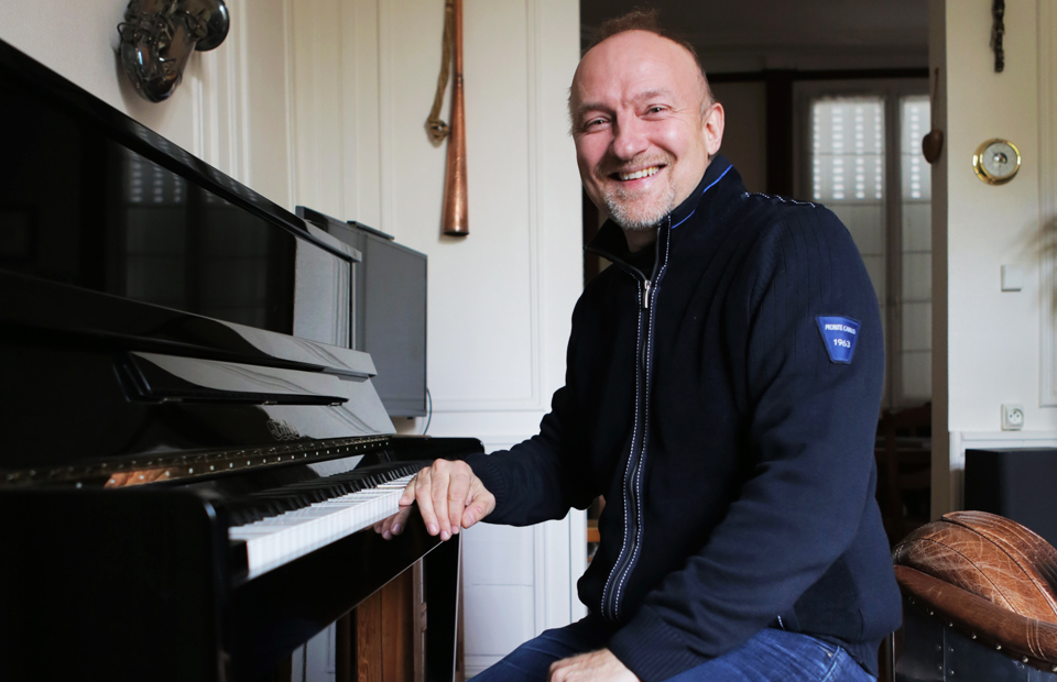 © BB Pianiste accompagnateur, professeur de saxophone et responsable du Big Band au sein du conservatoire de Nevers, Gilles Martin est aussi un compositeur reconnu internationalement.