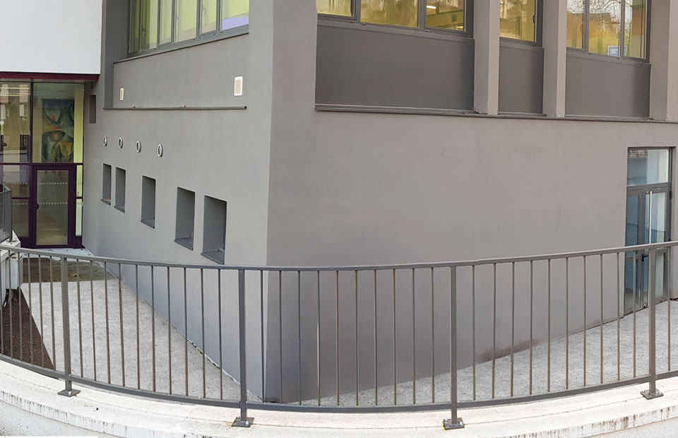 © Bureau d'études - Ville de Nevers Le chemin extérieur vestiaires / entrée principale de la Maison des sports va être rendu accessible aux personnes se déplaçant en fauteuil roulant.
