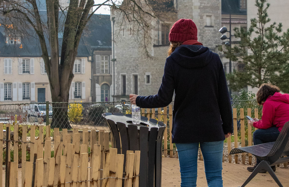 © Youri Gavriloff C'est à chacun, petits et grands, de faire un geste… en direction de la poubelle !