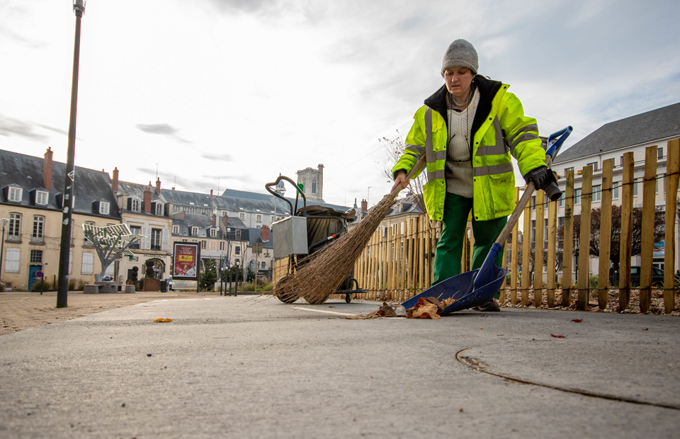 © Youri Gavriloff Ramassage des feuilles et des déchets par Danièle Koheler, de l'équipe balayage manuel (service Propreté urbaine).