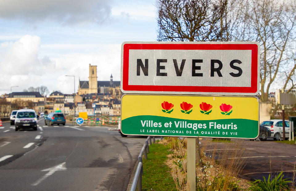 © Youri Gavriloff Le service Espaces verts s’est engagé à garder le niveau d’exigence salué par le jury national, qui a attribué à Nevers une 4e fleur au label Villes et Villages fleuris.