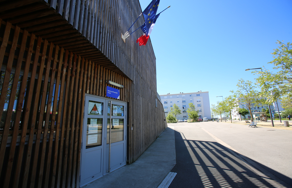 Mairie de proximité Ouest, situé au sein de l'espace Stéphane-Hessel, dans le quartier Montots-Grande-Pâture.