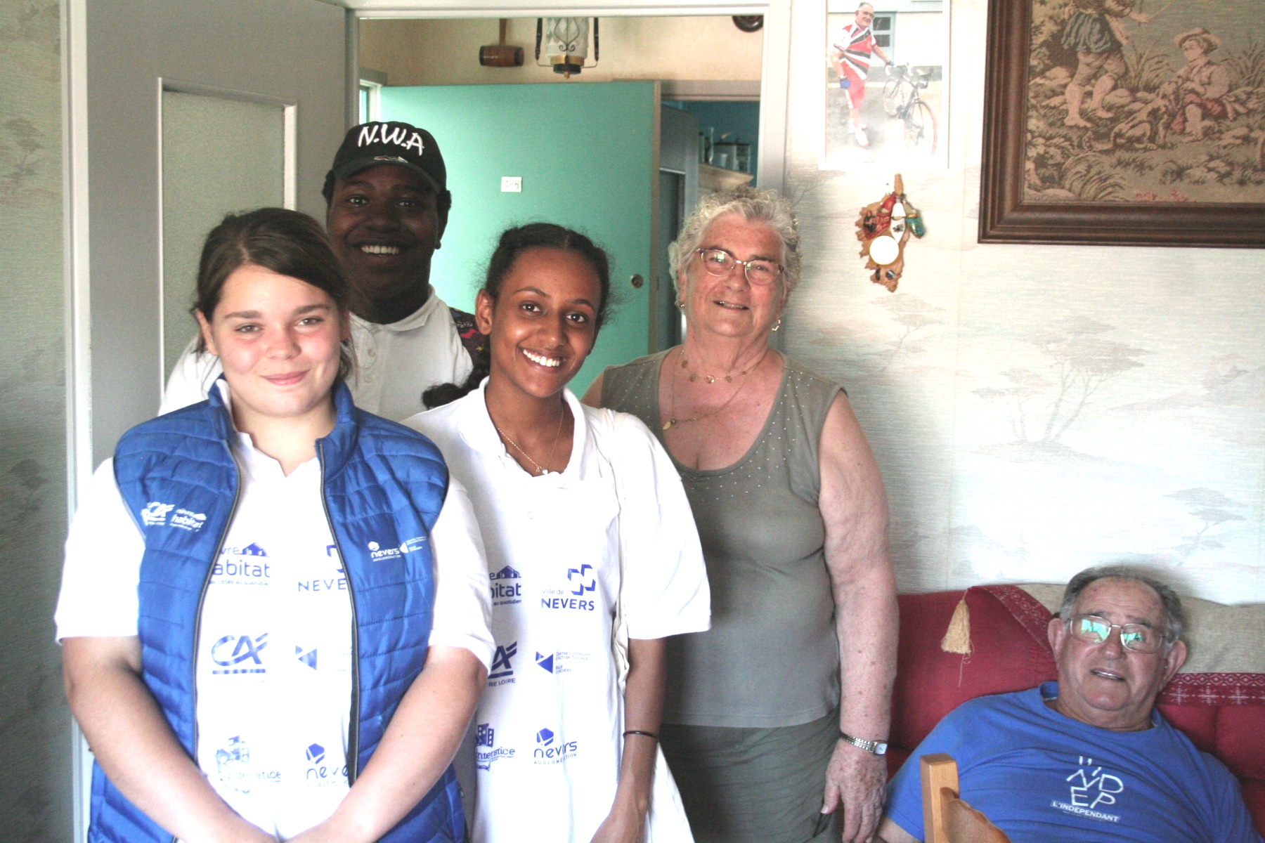 © Sébastien Chabard Gaby Rémy et Yasmine Mohamed-Hadj (au centre) ont apprécié la rencontre avec les personnes âgées, l'été 2019.