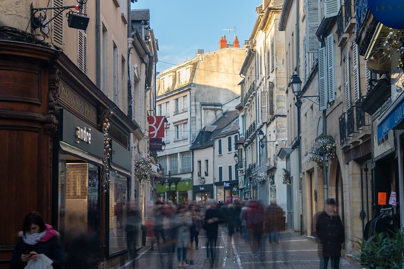 © Ville de Nevers Le service commerce et artisanat reste votre premier interlocuteur : 06.07.21.47.14 ou genevieve.laurent@ville-nevers.fr