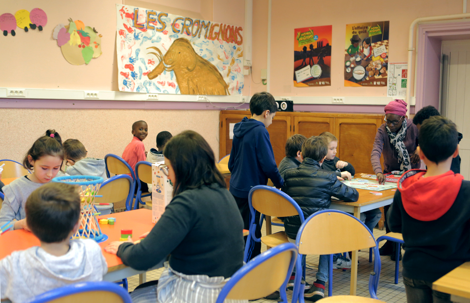 © Blandine Bertrand Pause méridienne à l'école élémentaire de La Rotonde. Par temps de pluie, jeux de société, dessin ou jeux en grand groupe sont proposés.
