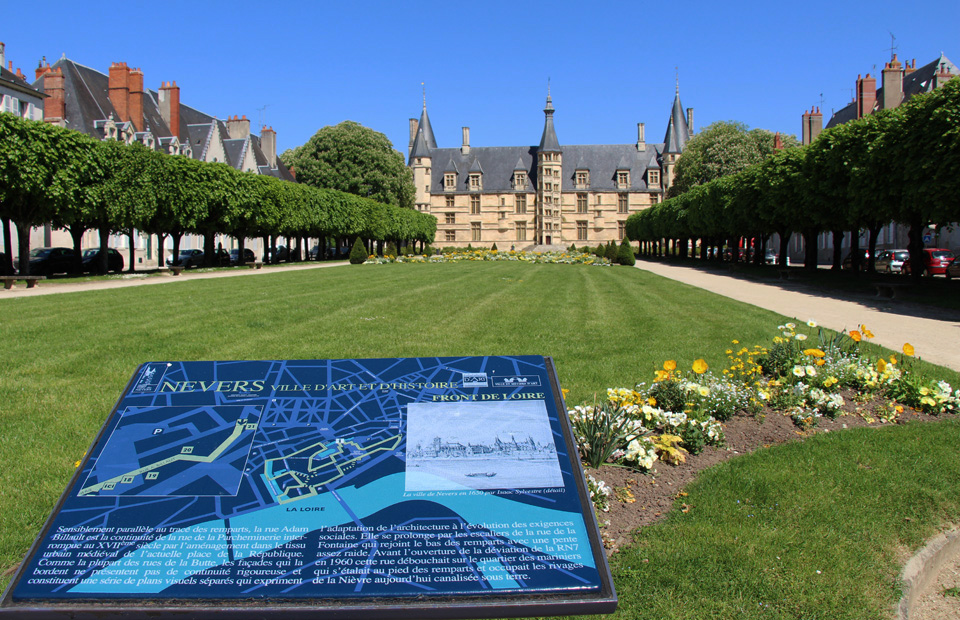 © Ville de Nevers Place de la République, une étape incontournable des circuits de visite et du fil bleu.