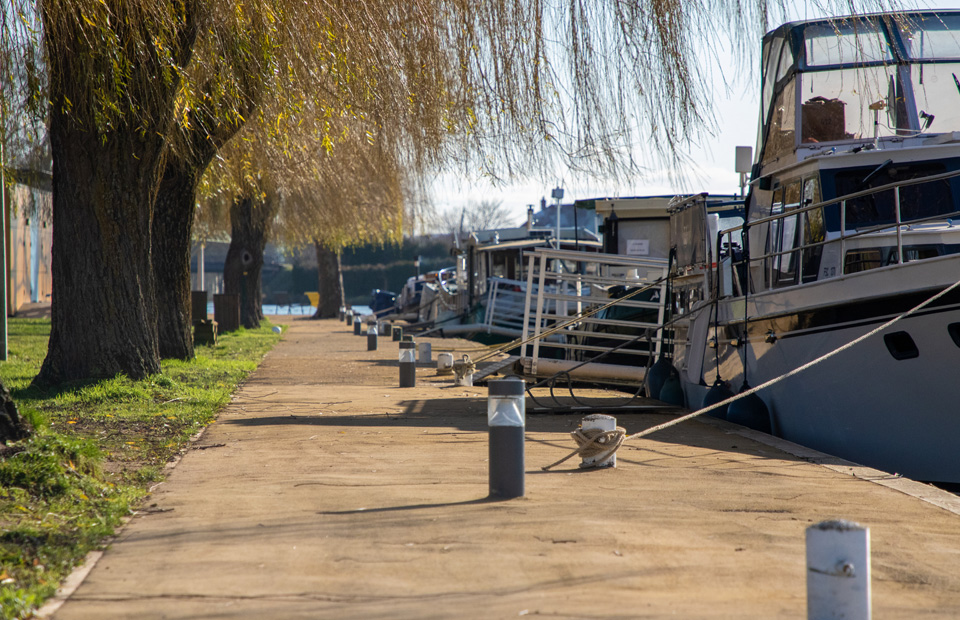 Le quai du port de la Jonction, devant la capitainerie.