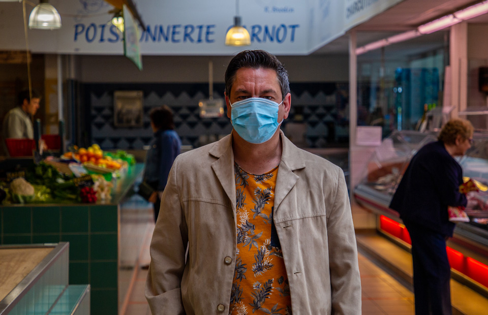 © Youri Gavriloff Sébastien Godard, au sein du marché Carnot rue Saint-Didier, veille au respect des distances de sécurité entre les usagers, du mardi au samedi.