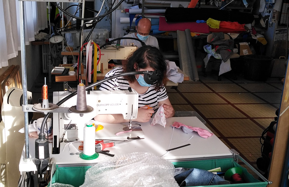 © Ville de Nevers Réalisation des masques en tissu au sein de l'atelier Tapisserie, situé au centre technique municipal.