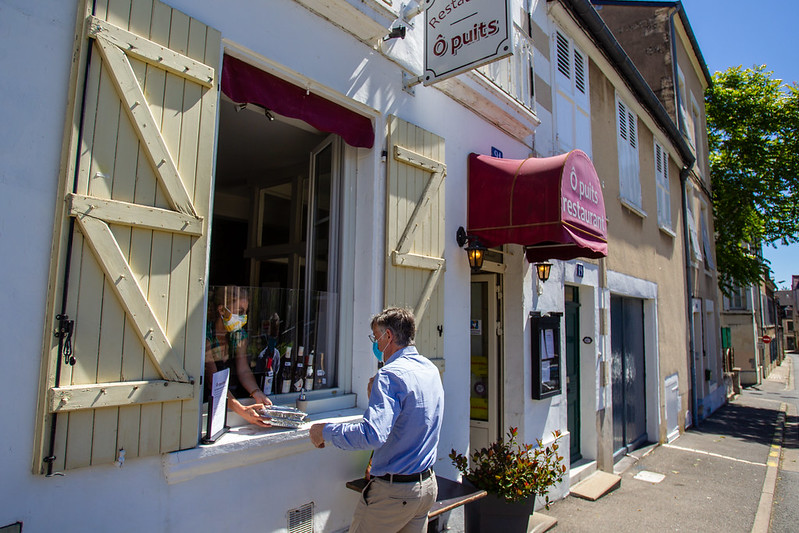 Photo Youri Gavriloff Le restaurant O Puits a intensifié la vente à emporter, en attendant le retour des clients en salle, début juin si tout va bien.