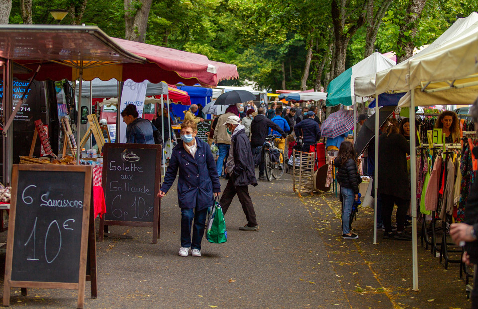 © Youri Gavriloff Le marché Carnot extérieur se tient durant tout l'été au parc Roger-Salengro.