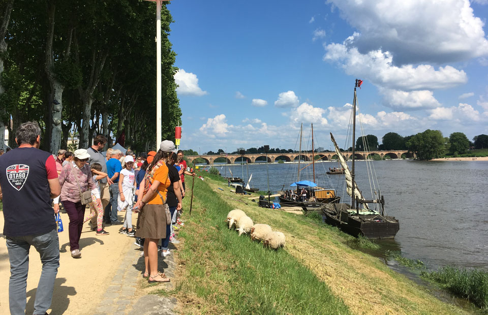 Fête de la Loire, le long du quai des Eduens.