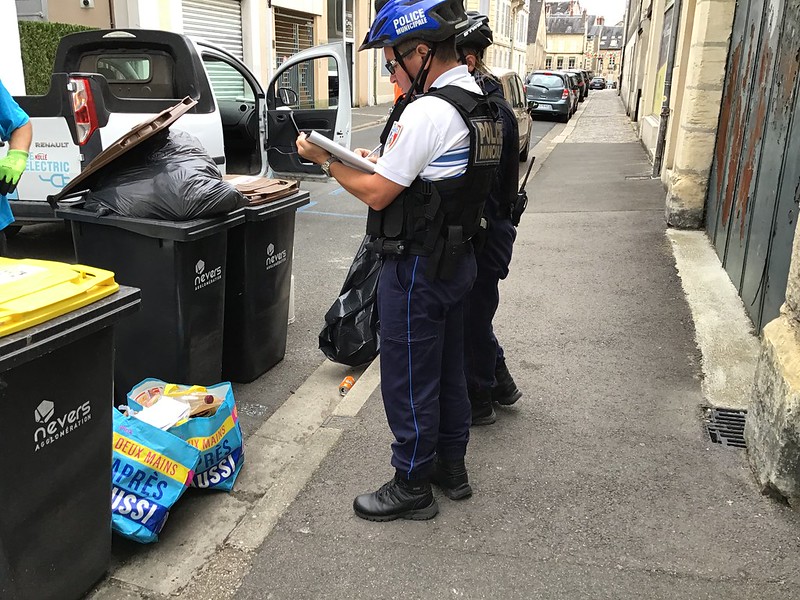 © Ville de Nevers L'"opération propreté" consiste à ouvrir des sacs poubelles pour trouver les coordonnées de leurs propriétaires indélicats.